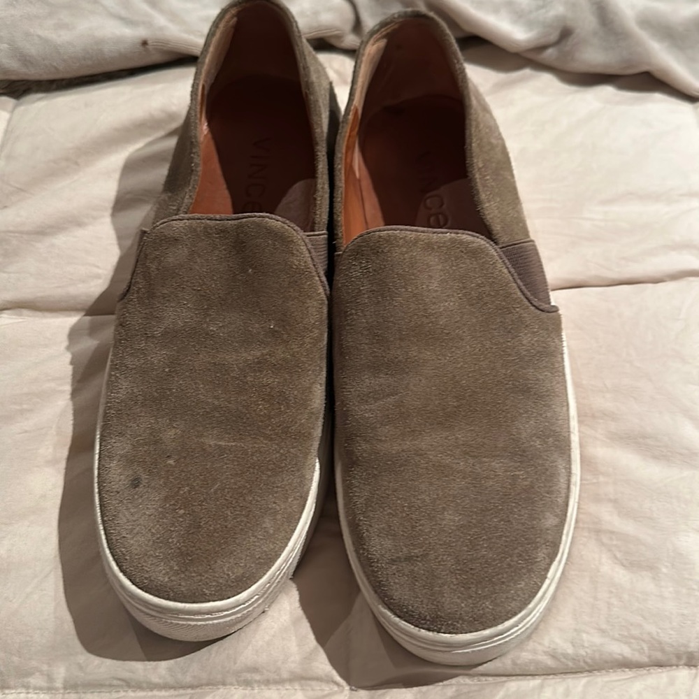 Vince size 6 suede flats